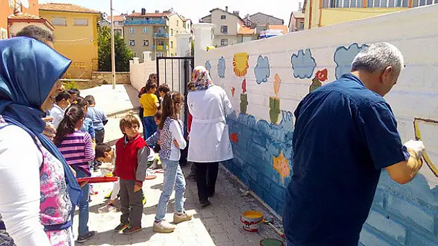 Öğretmenler okul bahçesinin duvarlarını boyadı