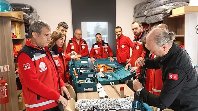 Öğretmenler olası afetlerde hayat kurtarmaya hazırlanıyor