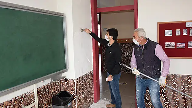 Öğretmenler ve personel omuz omuza verip okul boyadı