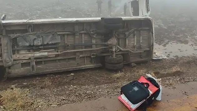 Öğretmenleri taşıyan servis minibüsü devrildi: 9 yaralı
