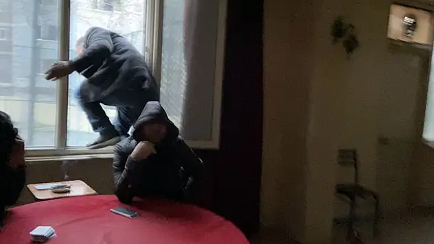 Okey masasında yakalandı, camdan atlayarak kaçtı