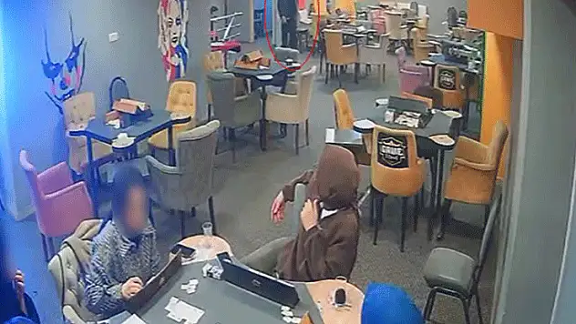 Okey masasını sallama bıçağı ile dağıttı
