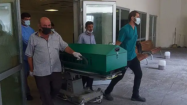 Oksijen tüpüne bağlıyken sigara içmek isteyince canından oldu