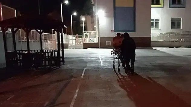 Okul bahçesinde oturan genç bıçaklı saldırıya uğradı
