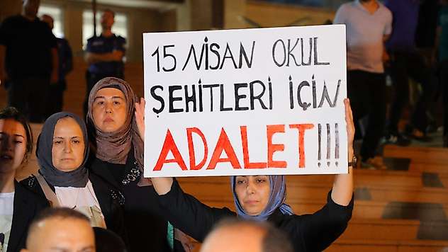 Okul katliamı davasında tahliye tartışması: Acılı aileler isyanda