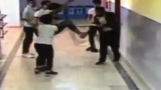 Okul koridorunda dehşet dolu anlar!