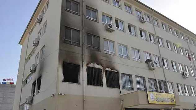 Okul müdürünün odasını kundakladılar