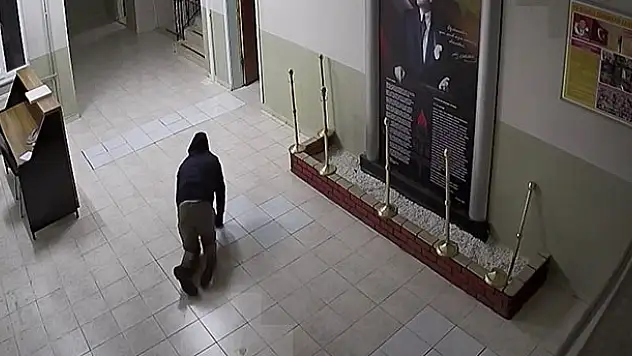 Okula giren hırsız, dışarıdan görünmemek için emekleyerek üst kata çıktı