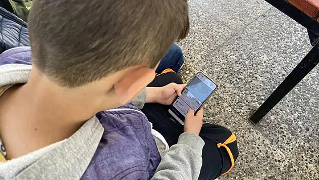Okulda cep telefonu öğrencinin dikkatini dağıtıyor
