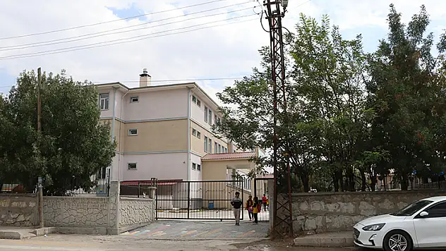 Okulda facia! Yanlış kişiyi bıçakladı