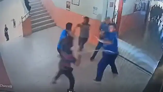 Okulda fenalaşan Iraklı öğrencinin yakınları okul müdürü ve hizmetliyi zincirle darbetti o anlar kamerada