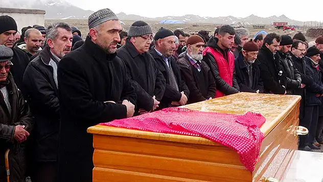 Okulda öldürülen liseli kız toprağa verdi