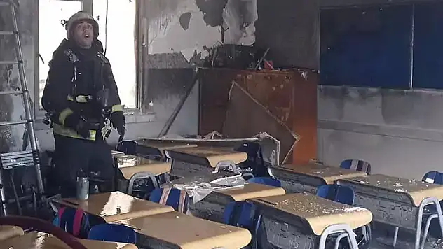 Okulda yangın paniği! 3 sınıf küle döndü
