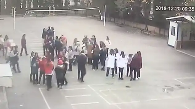 Okuldaki deprem paniği kameralarda