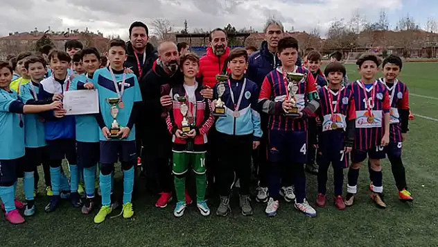 Okullar futbolda terledi