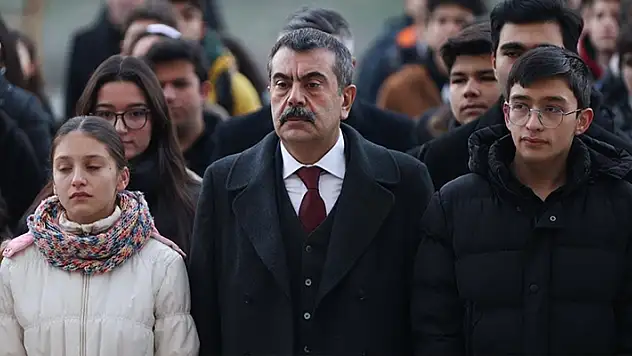Okullar, haftaya şehitlere saygı duruşuyla başladı
