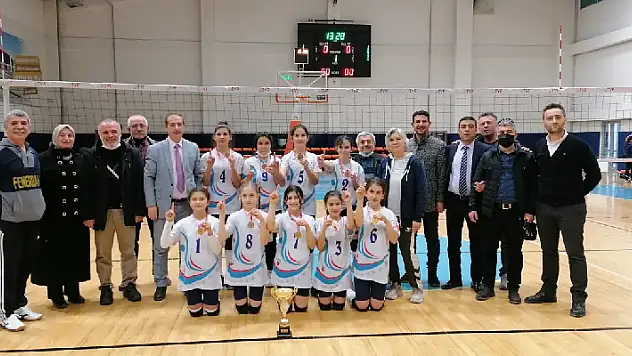 Okullar voleybolda şampiyon Hüyük 
