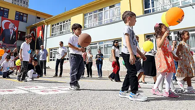 Okullar yarın açılıyor
