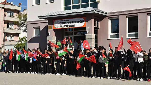 Okullarda kalpler Filistin için attı