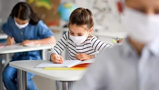 Okullarda öğrencilere ve öğretmenlere maske zorunluluğu kalkıyor! Bakan Özer müjdeyi verdi
