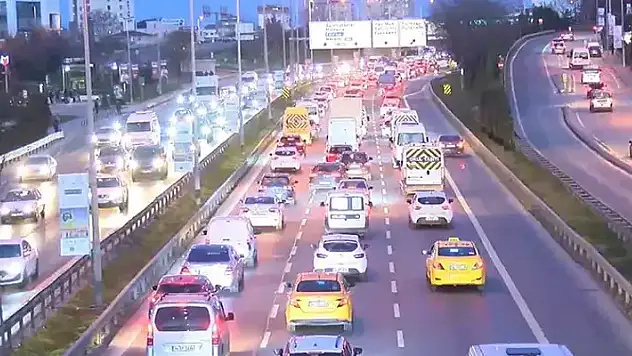 Okulların açılmasıyla trafik yoğunluğu oluştu
