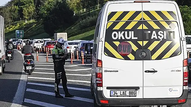 Okulların ilk haftasında 53 bin 949 servis aracı denetlendi
