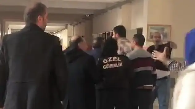 Okulu basan veliler öğretmenleri darp etti! 