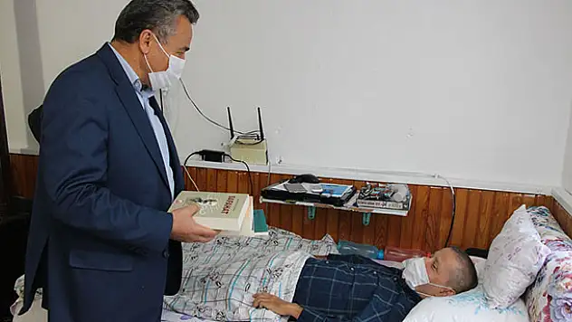 Okuma azmini kaybetmeyen Durmuş Ali Yaşar'a Başkan Tutal'dan ziyaret