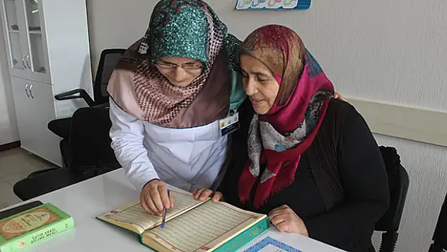 Okuma yazma bilmeyen kadın Kur'an okumayı öğrendi