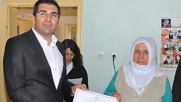 Okuma-yazma kursunu tamamlayan kadınlara sertifika