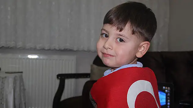 Okumayı öğrenmeden İstiklal Marşı'nın 10 kıtasını ezberledi
