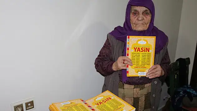 Öldükten sonra arkasından okunması için Yasin-i Şerif kitabı dağıtıyor