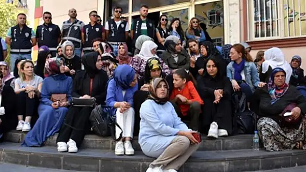 Öldürülen kadın teröristin annesinden HDP önünde oturma eylemi yapan ailelere çağrı: Vazgeçmesinler
