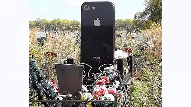 Ölen kızı için iPhone şeklinde mezar taşı yaptırdı!