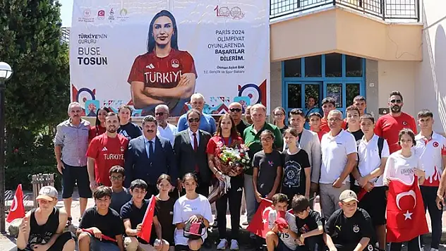 Olimpiyat üçüncüsü milli güreşçi Buse Tosun Çavuşoğlu, Yalova'da coşkuyla karşılandı
