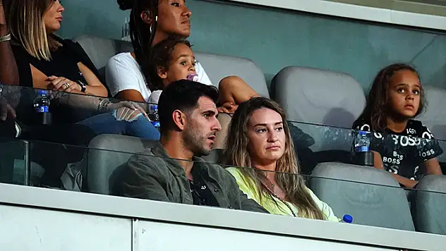 Oliveira imzayı atıyor
