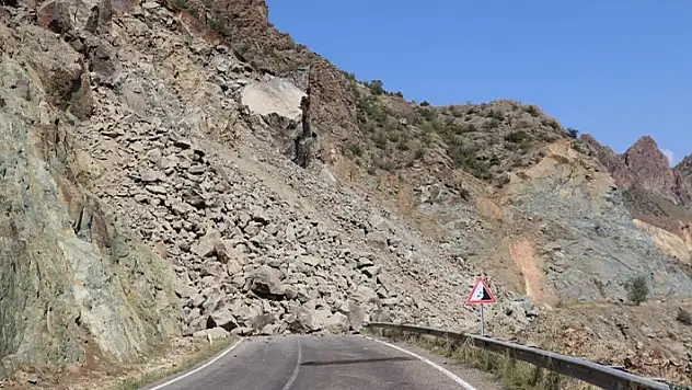 Oltu - Artvin karayolu heyelan nedeni ile 3 gündür kapalı
