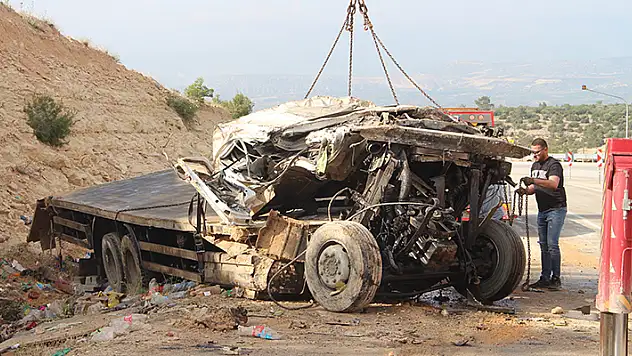 Ölüm virajında kamyon hurdaya döndü, sürücü hayatını kaybetti
