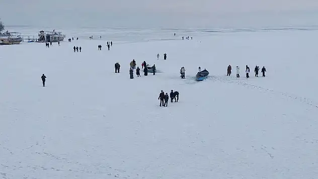 Ölüme böyle davetiye çıkardılar! Donan Beyşehir Gölü üzerinde yürüdüler

