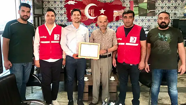 Ömer Yapıcı'ya Kızılay'dan teşekkür plaketi