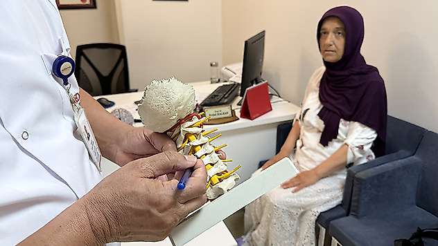 Omurilik erimesine bağlı yürüme sorunları yaşayan gurbetçi kadın Konya'da sağlığına kavuştu
