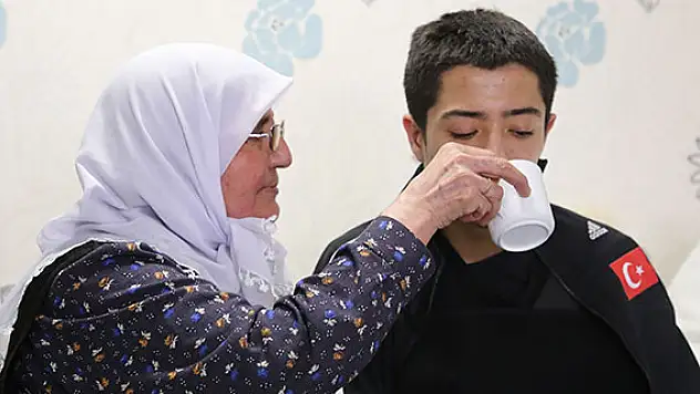 Omzu kırılan şampiyon minderi terk etmedi