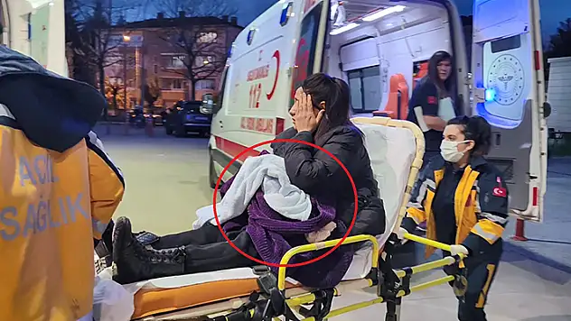 Ön koltukta ağlayan bebeğiyle ilgilenirken yola çıkan 2 çocuğa çarptı: 4 yaralı


