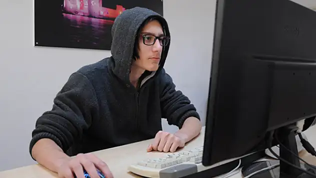 Önce Apple'da şimdi de Youtube'da açık buldu