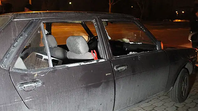 Önce arabasını yakmak istedi, sonra gazetecilere saldırdı