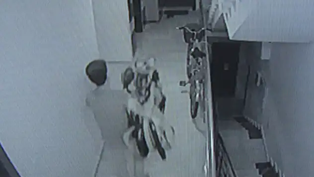 Önce ayakkabıları sonra bebek arabasını çalan şüpheli kamerada
