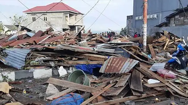 Önce deprem sonra tsunami! Ölü sayısı artıyor