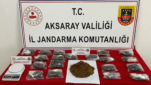 Önce kokladı, sonra patisiyle uyuşturucuyu işaret etti