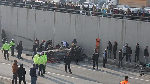 Önce otomobile sonra aydınlatma direğine çarpıp takla attı: 1 ölü, 1 yaralı
