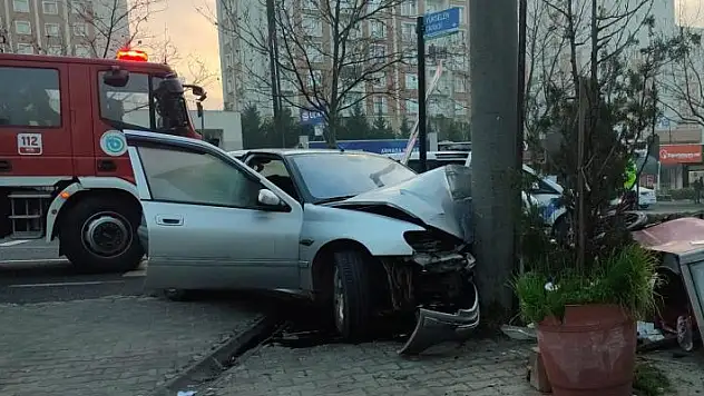 Önce simit arabasına sonra direğe çarptı
